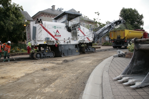 Rue G-Péri, l’opération de grattage en milieu de matinée le 6 août 2013 par l’entreprise Jean-Lefebvre