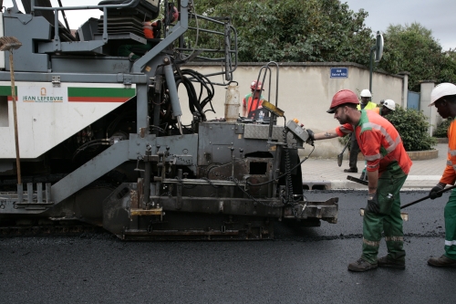 La seconde voie de la rue Gabriel-Péri reçoit la couche d’enrobé en milieu de matinée lundi 12 août.