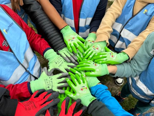 Mains d’enfants avec des gants de jardinage