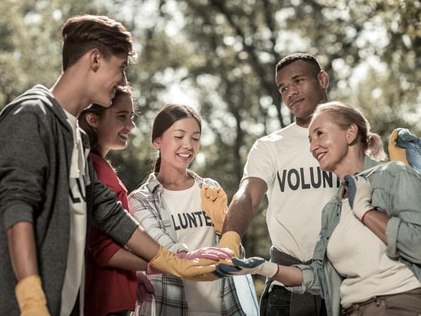 Groupe de jeunes avec les mains posées les unes sur les autres