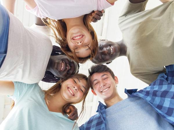 Groupe de jeunes en cercle