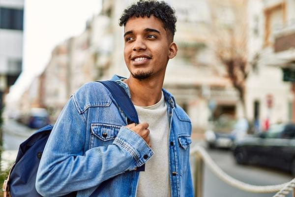 Jeune avec un sac à dos