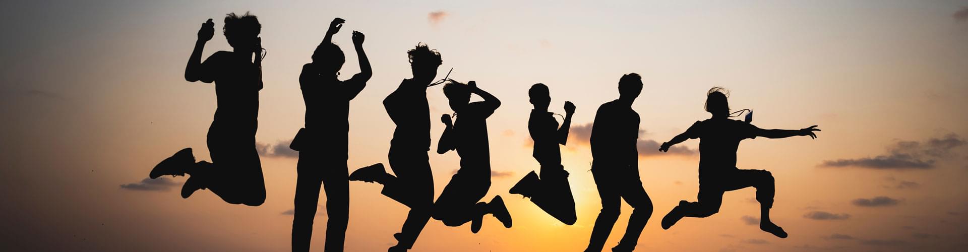 Jeunes sautant en l’air