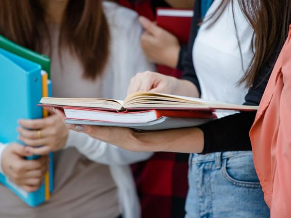Jeunes avec des livres