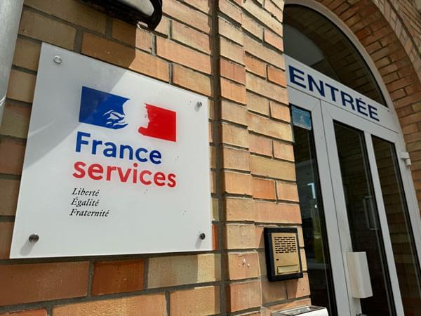 Plaque France services sur la façade de la Mairie de Buchelay