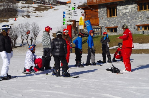 Les snowboarders prêt à enchaîner une troisième matinée de snow sous le soleil printanier des Alpes. La fatigue ne se fait pas encore trop ressentir !