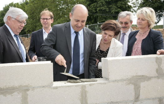 Symbole d’un chantier d’environ un an, la première pierre de la Plaine des Sports de Buchelay posée par le maire Paul Martinez, lundi 1er juillet 2013